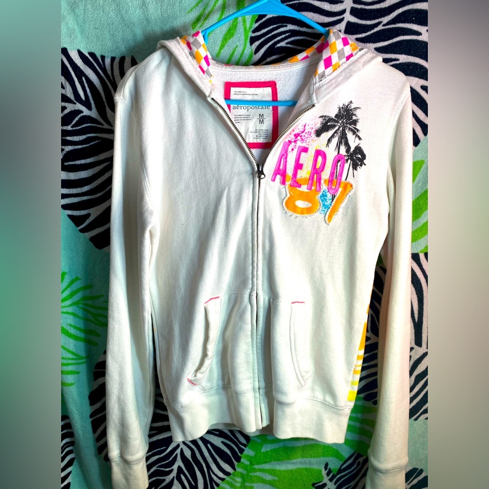 Cute zip up hoodie size M just needs a wash!